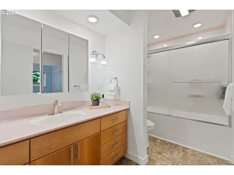 12055 Sw Lynnridge Avenue Portland OR 97225