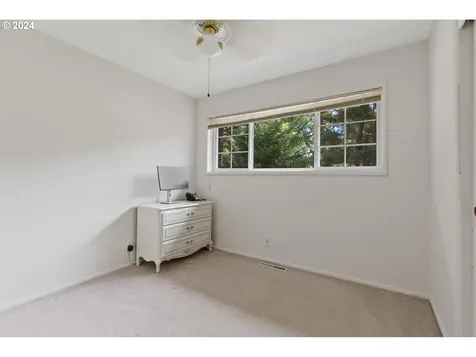 12055 Sw Lynnridge Avenue Portland OR 97225