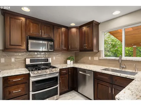 6046 Se Tenino Street Portland OR 97206