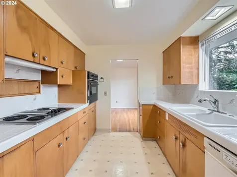 13135 SE Salmon Street Portland OR 97233