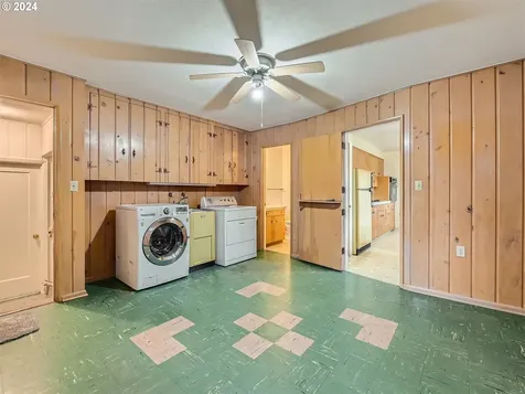 13135 SE Salmon Street Portland OR 97233