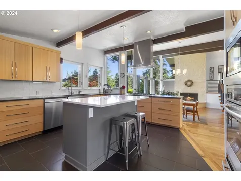2075 Hillcrest Drive West Linn OR 97068
