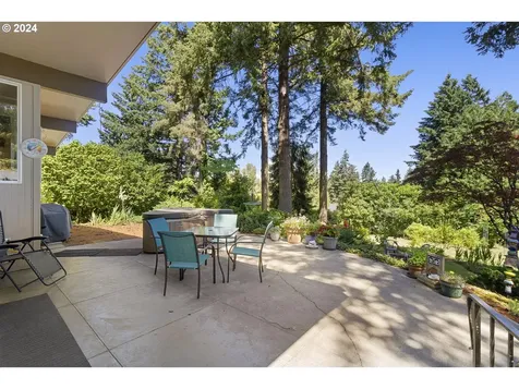 2075 Hillcrest Drive West Linn OR 97068