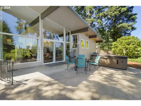 2075 Hillcrest Drive West Linn OR 97068