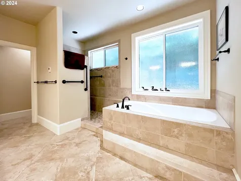 13546 Peters Road Lake Oswego OR 97035