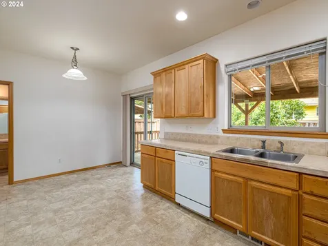 14817 Ne Couch Street Portland OR 97230