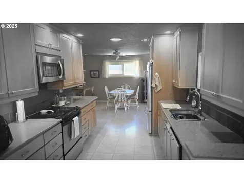 986 NE Queens Lane Hillsboro OR 97124