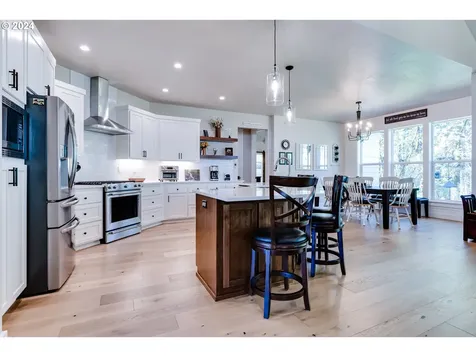 989 S 66th Court Springfield OR 97478