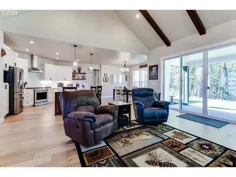 989 S 66th Court Springfield OR 97478