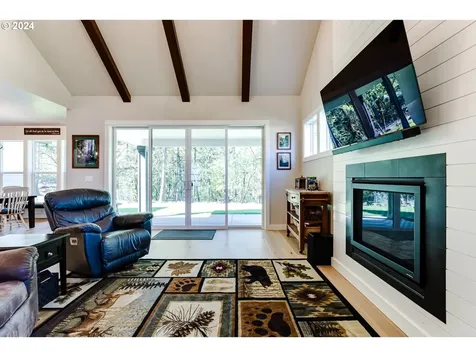 989 S 66th Court Springfield OR 97478