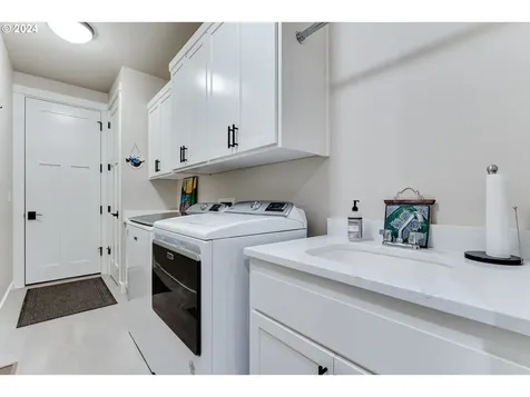 989 S 66th Court Springfield OR 97478