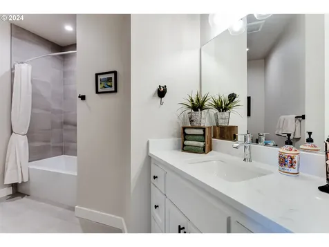 989 S 66th Court Springfield OR 97478