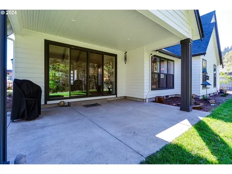 989 S 66th Court Springfield OR 97478