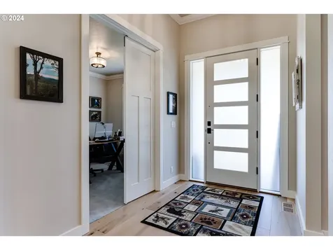 989 S 66th Court Springfield OR 97478