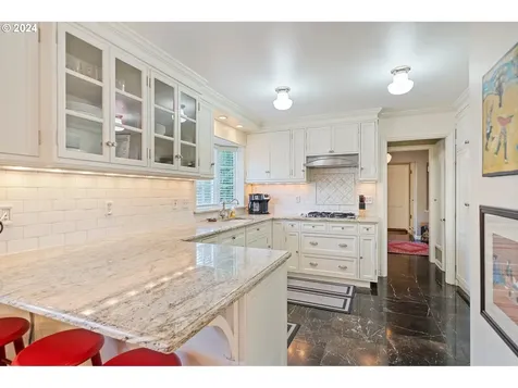 5634 SW Menefee Drive Portland OR 97239