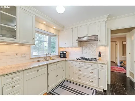 5634 SW Menefee Drive Portland OR 97239