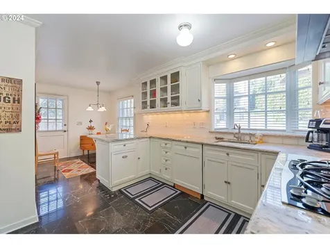 5634 SW Menefee Drive Portland OR 97239