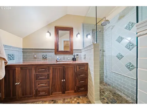 5634 SW Menefee Drive Portland OR 97239
