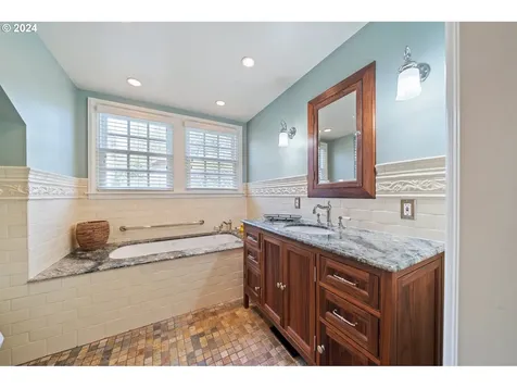 5634 SW Menefee Drive Portland OR 97239