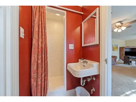 5634 SW Menefee Drive Portland OR 97239