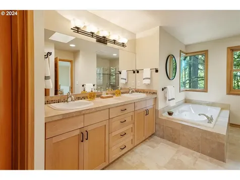 3702 Sw Sweetbriar Drive Portland OR 97221
