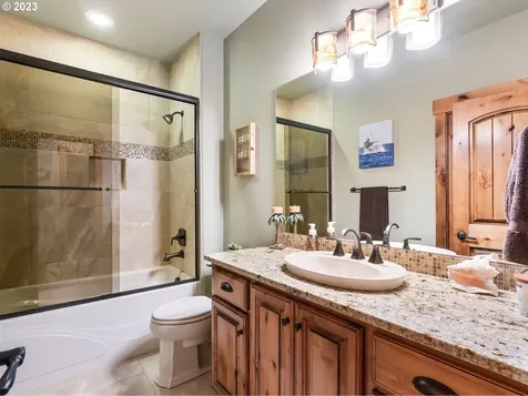 208 Ne 359th Street La Center WA 98629