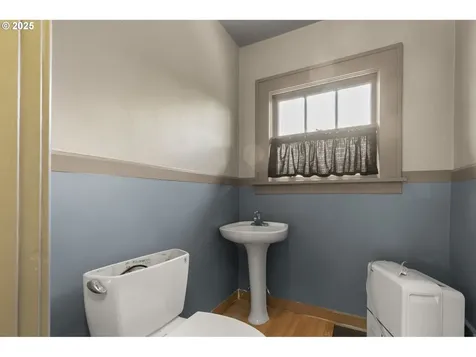 6055 E Burnside Street Portland OR 97215