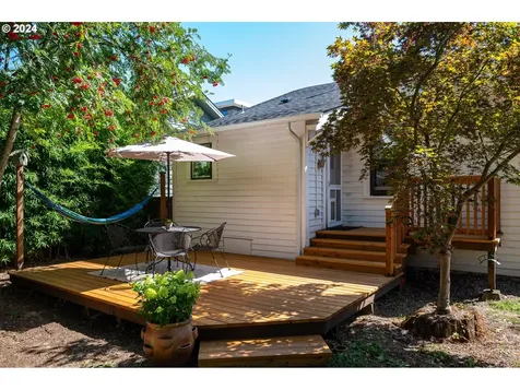 4857 Se Caruthers Street Portland OR 97215