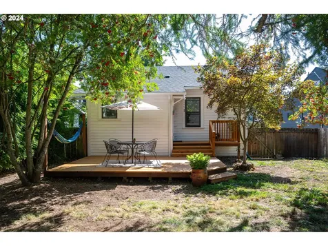 4857 Se Caruthers Street Portland OR 97215