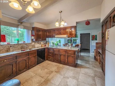 6395 Coos Bay Wagon Road Roseburg OR 97471