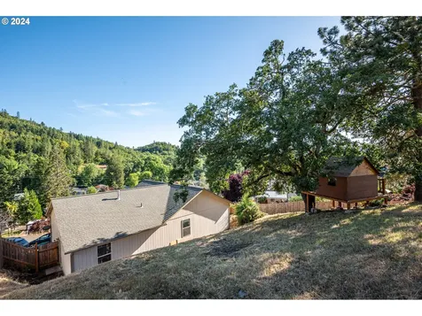 1344 NE Ridge Avenue Roseburg OR 97470