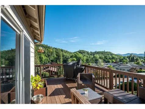 1344 NE Ridge Avenue Roseburg OR 97470