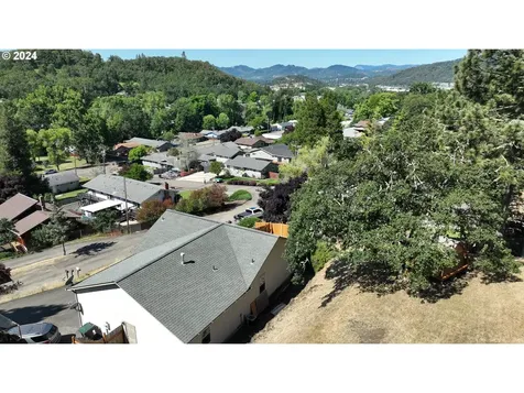 1344 NE Ridge Avenue Roseburg OR 97470