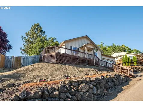 1344 NE Ridge Avenue Roseburg OR 97470