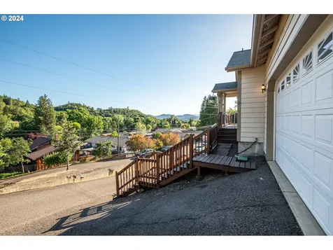 1344 NE Ridge Avenue Roseburg OR 97470