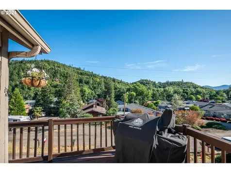 1344 NE Ridge Avenue Roseburg OR 97470