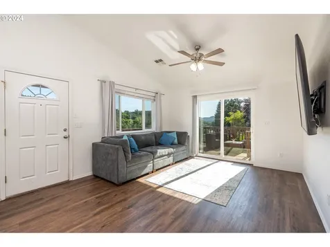 1344 NE Ridge Avenue Roseburg OR 97470