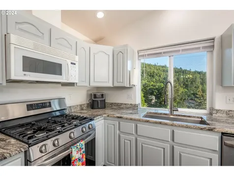 1344 NE Ridge Avenue Roseburg OR 97470