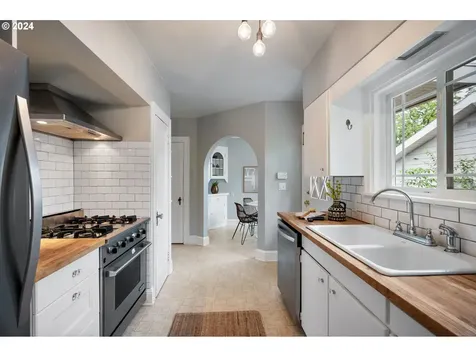 4361 Ne Hazelfern Place Portland OR 97213