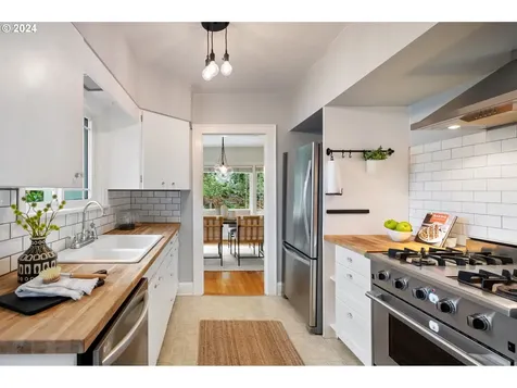 4361 Ne Hazelfern Place Portland OR 97213