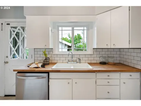 4361 Ne Hazelfern Place Portland OR 97213