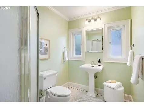 4361 Ne Hazelfern Place Portland OR 97213