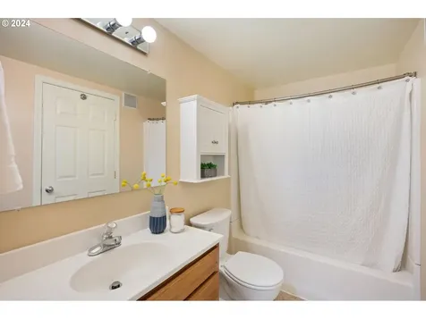 4361 Ne Hazelfern Place Portland OR 97213