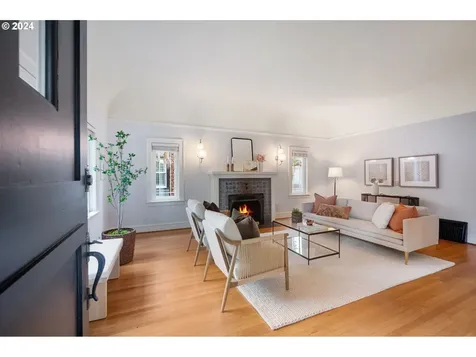 4361 Ne Hazelfern Place Portland OR 97213