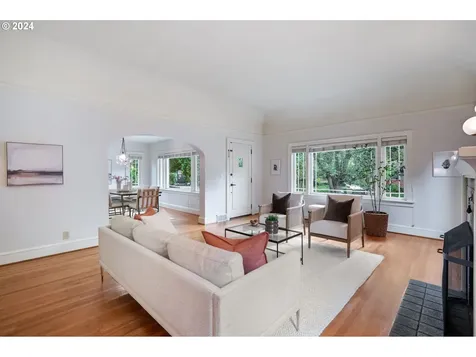 4361 Ne Hazelfern Place Portland OR 97213