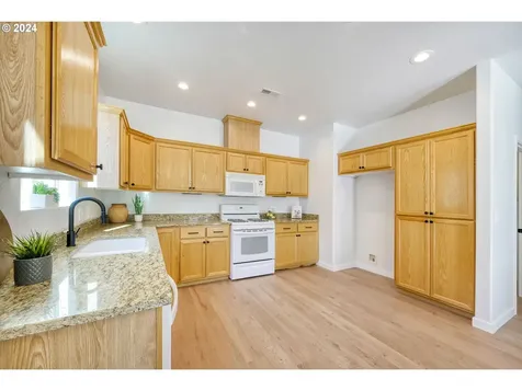 1763 Merlin Way Eugene OR 97402