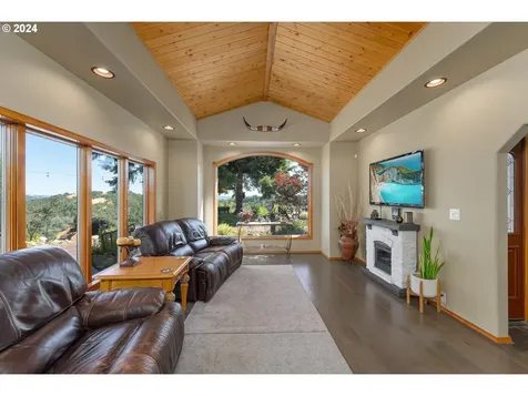 143 Redtail Ridge Lane Roseburg OR 97471