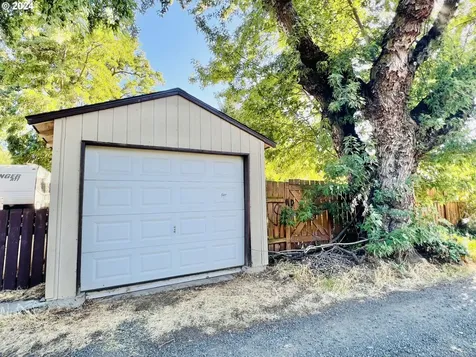 805 E 13th Street The Dalles OR 97058
