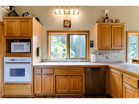49985 Mckenzie Highway Vida OR 97488