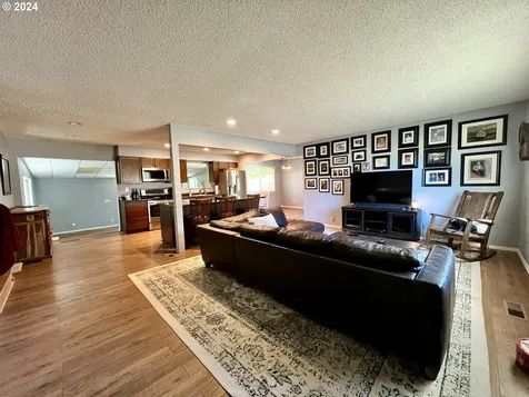 1025 Greenley Street Roseburg OR 97471